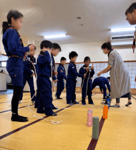 引きとけ結びで水筒を手繰り寄せる