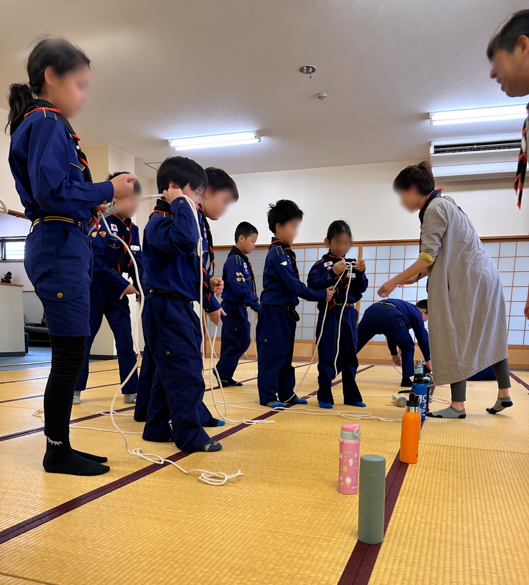 引きとけ結びで水筒を手繰り寄せる